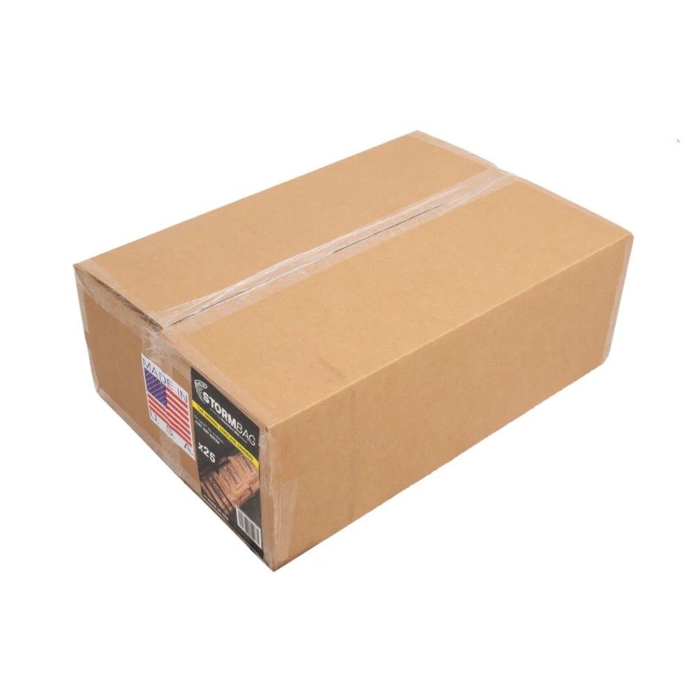 Carton en carton brun rectangulaire scellé par ruban adhésif, étiquette "STORMBAG" et mention 25 sacs.