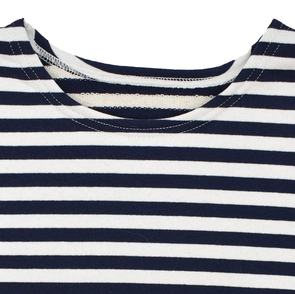 Col roulé bleu marine et blanc à rayures marinières, coton épais 300 g/m², près du col rond.