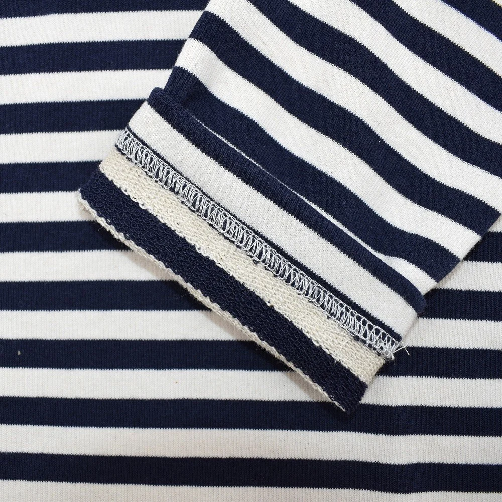 Manches longues en coton épais 300 g/m² marinière rayée bleu marine et blanc avec bord côtelé et surjet décoratif.