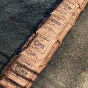Braune Jutesäcke mit dem Aufdruck "The Stormbag by Stormtech... USA", die am Rand einer nassen Fläche gestapelt und aufgereiht sind und für den Gebrauch im Wasser bestimmt sind.
