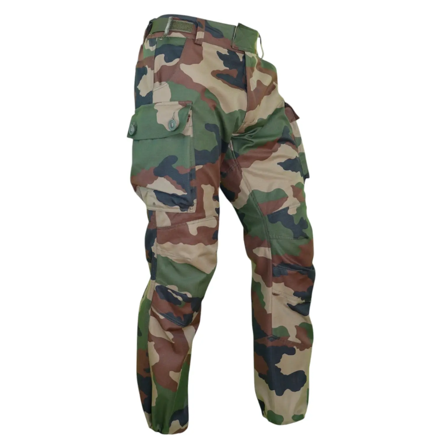 Pantalon camouflage multicolore camouflage militaire vert kaki marron beige avec poches cargo latérales et élastiques aux chevilles.