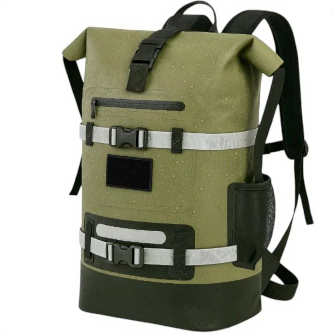 Sac à dos militaire étanche kaki avec sangles réfléchissantes, poches et bretelles rembourrées.