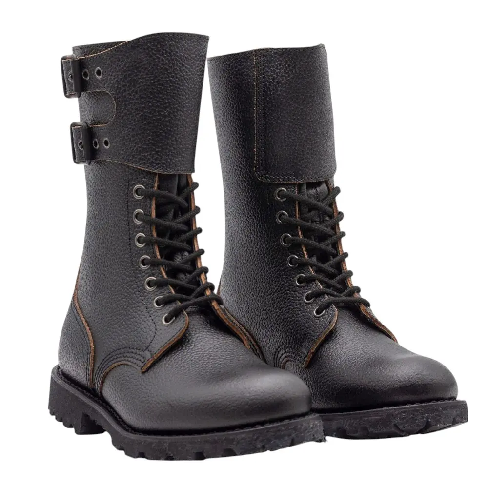Bottes noires en cuir perforé, talon épais, lacets noirs et guêtre haute avec passants et boucles sur les côtés.