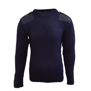 Pull bleu marine en maille épaisse avec épaules renforcées et patches sur les épaules, style militaire.