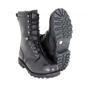 Bottes militaires noires à lacets hauts, semelles crantées robustes, silhouette élégante et cuir lisse.