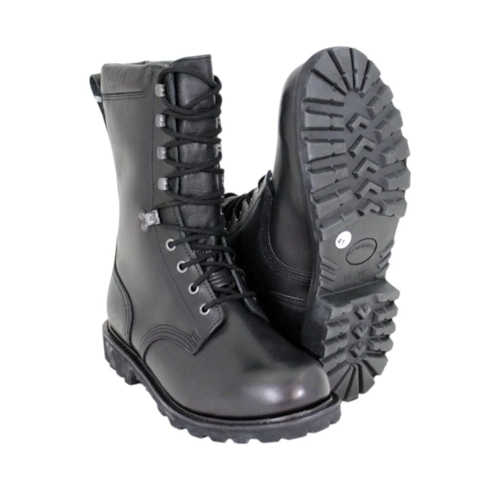 Bottes militaires noires à lacets hauts, semelles crantées robustes, silhouette élégante et cuir lisse.