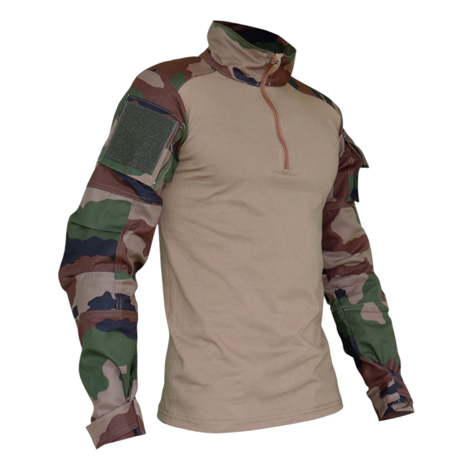 Homme en chemise UBAS avec manches camouflage multicolores, col montant et zipper, poche velcro sur l’épaule.