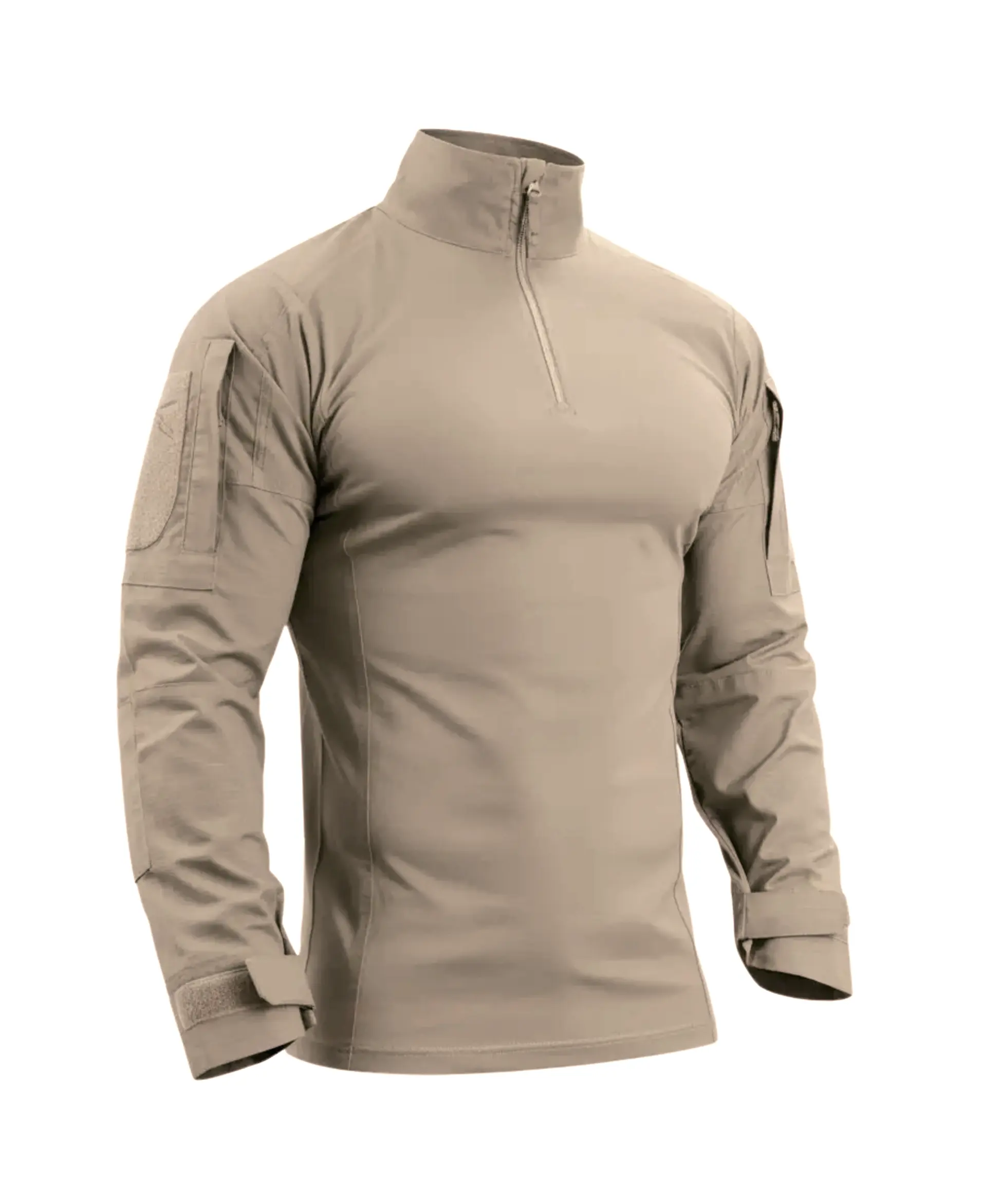 Homme musclé en t-shirt militaire kaki à col montant zippé et manches montées avec velcro, sobriété utilitaire.