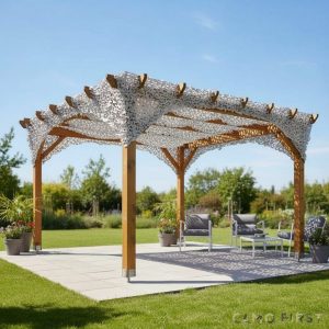 Pergola en bois avec voile camouflage ombragé S-Cut 4x4 m blanc, sur terrasse entourée de jardin et mobilier d’extérieur.