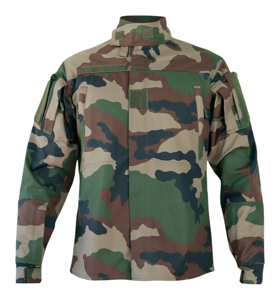 Veste camouflage militaire polygonal vert kaki marron beige, avec col montant et poches velcro, look combat.