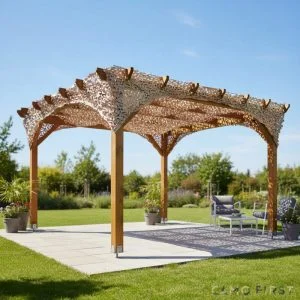 Filet d’ombrage S-Cut 4x4 m ombragé sable sur une pergola en bois dans un jardin, avec mobilier et plantes autour