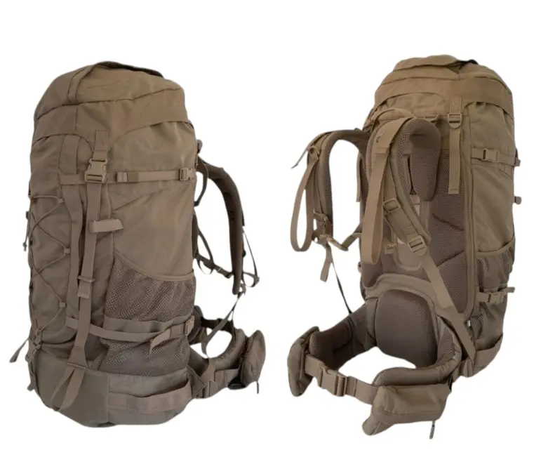 Sac à dos militaire outdoor robuste, coyote, avec sangles, poches et panneau dorsal rembourré.