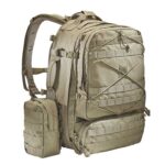 Sac à dos de randonnée coyote 45 L avec poches molles et élastiques frontaux; poche latérale et petit sac latéral, système de rappel MOLLE et cordons élastiques.