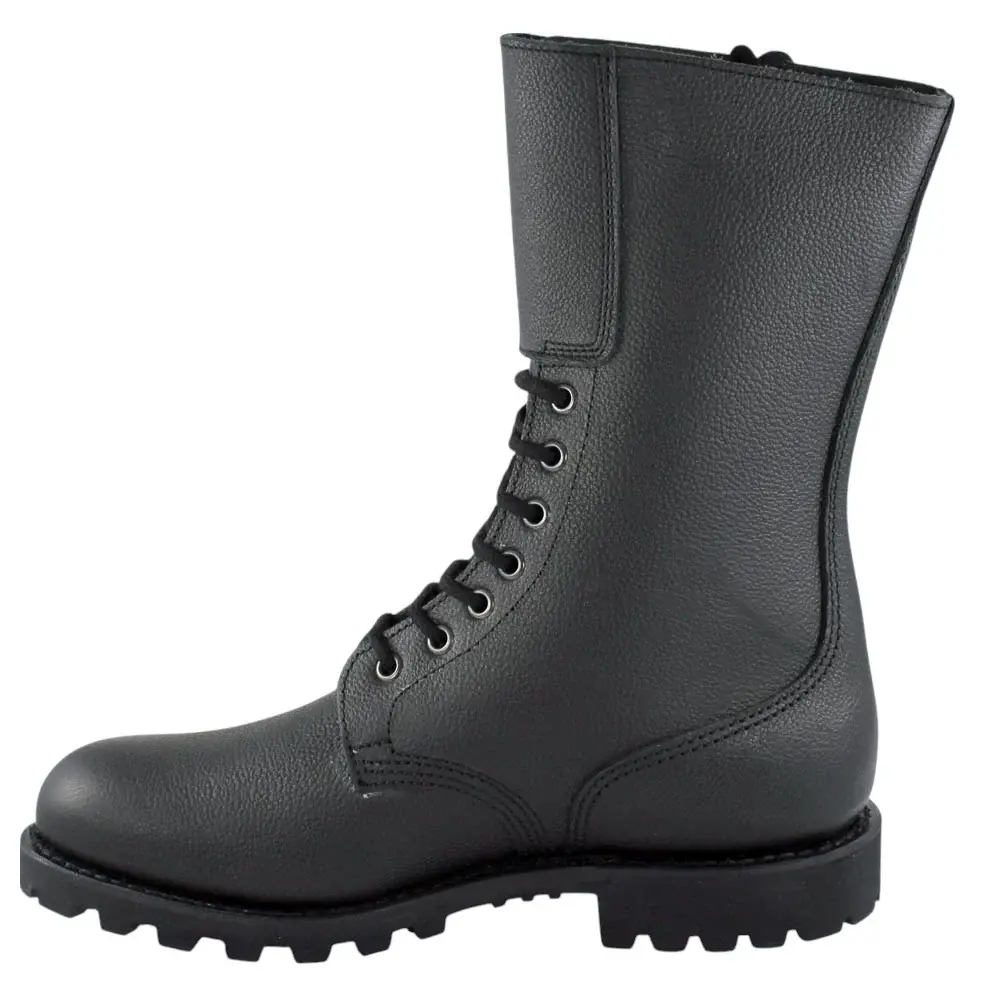 Bottes militaires noires en cuir avec lacets, tige haute et semelle crantée robuste pour l’extérieur.
