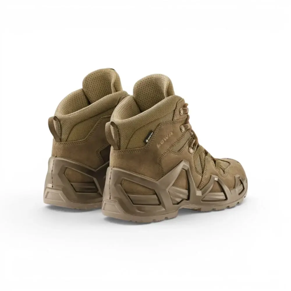 Chaussures d'intervention tout cuir, rangers robustes en kaki avec empeigne en cuir et semelles renforcées, vues arrière.
