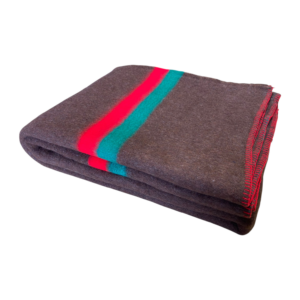 Couverture militaire en laine marron 100% colorée avec bandes rouges et vertes, pliée, prête pour camping et outdoor.