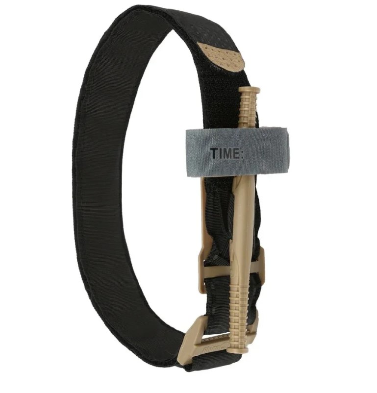 Garrot tourniquet tactique RHINO RESCUE pour urgence hémorragie, garrot noir avec sangle et boucle, détail beige et étiquette TIME.