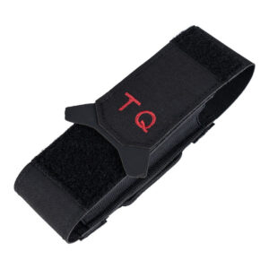 Etui garrot tourniquet TQ Noire Task Force 2215 en tissu noir avec fermeture velcro et logo rouge.