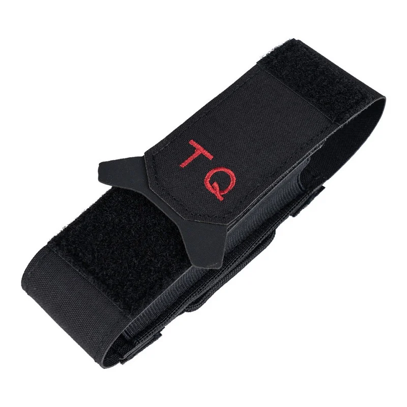 Etui garrot tourniquet TQ Noire Task Force 2215 en tissu noir avec fermeture velcro et logo rouge.