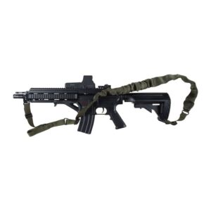 ISTC COMBAT 1ポイント/2ポイントHK416（グリーン）ストラップを、ピカティニーグリップとカーキウェビングを備えたブラックアサルトライフルに装着。