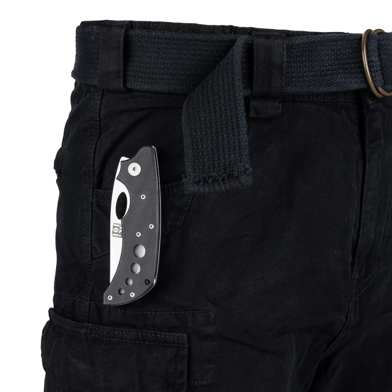 Couteau pliant attaché à la boucle de ceinture sur le pantalon cargo noir, scène axée sur l’équipement outdoor.