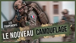 Soldat armé en camouflage avançant, gilet et casque tactique, porté sur fond urbain; badge tricolore sur l’épaule, lien avec l’armement des militaires français.