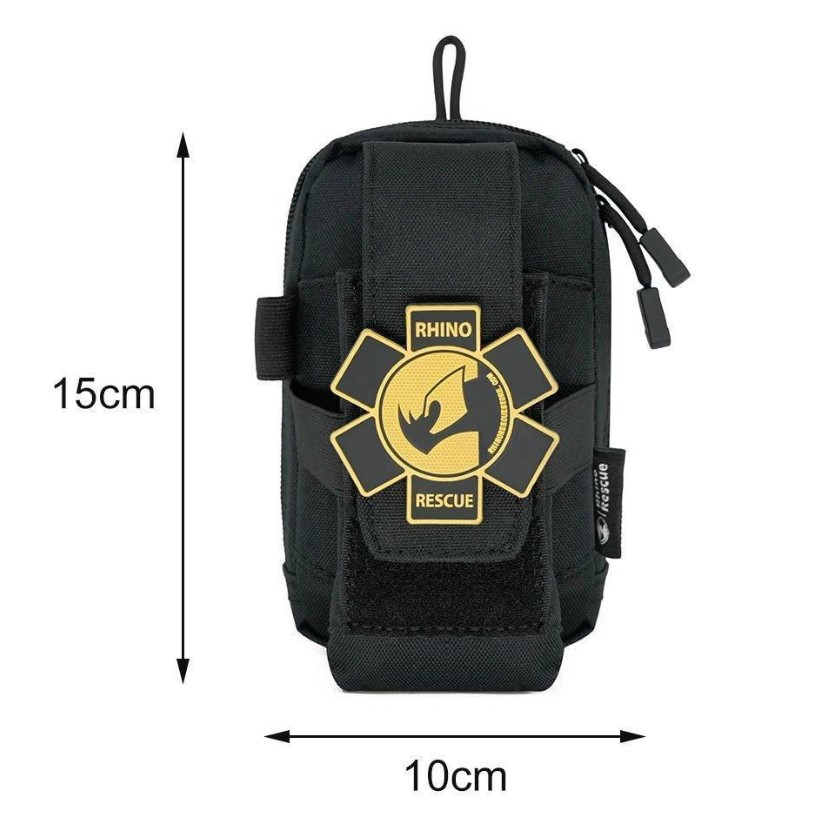Trousse de secours IFAK Rhino Rescue (noir) compacte, 15 cm sur 10 cm, logo Rhino Rescue en croix noire et dorée sur le devant.