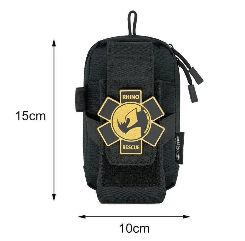 Trousse de secours IFAK Rhino Rescue (noir) compacte, 15 cm sur 10 cm, logo Rhino Rescue en croix noire et dorée sur le devant.