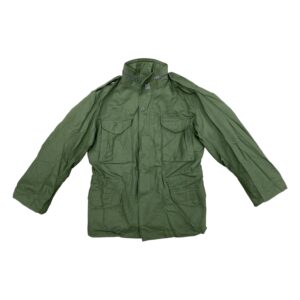 Veste de combat M-65 à doublure amovible, coupe militaire verte, poches frontales et col montant.
