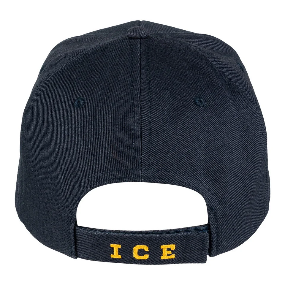Cappellino ICE in denim con risvolto, vista posteriore con chiusura regolabile e ricamo giallo “ICE” sul cinturino.