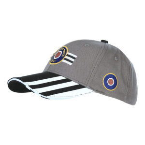 Casquette Royal Air Force en coton 100% avec profil bas gris, motifs insignie et visuels blancs sur la visière rayée noir et blanc.