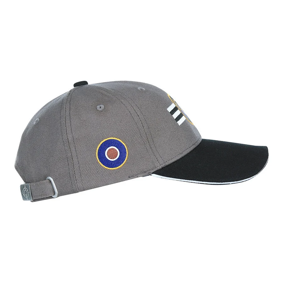 Casquette Royal Air Force en coton avec visière noire, motifs insignia sur le côté et réglable arrière.