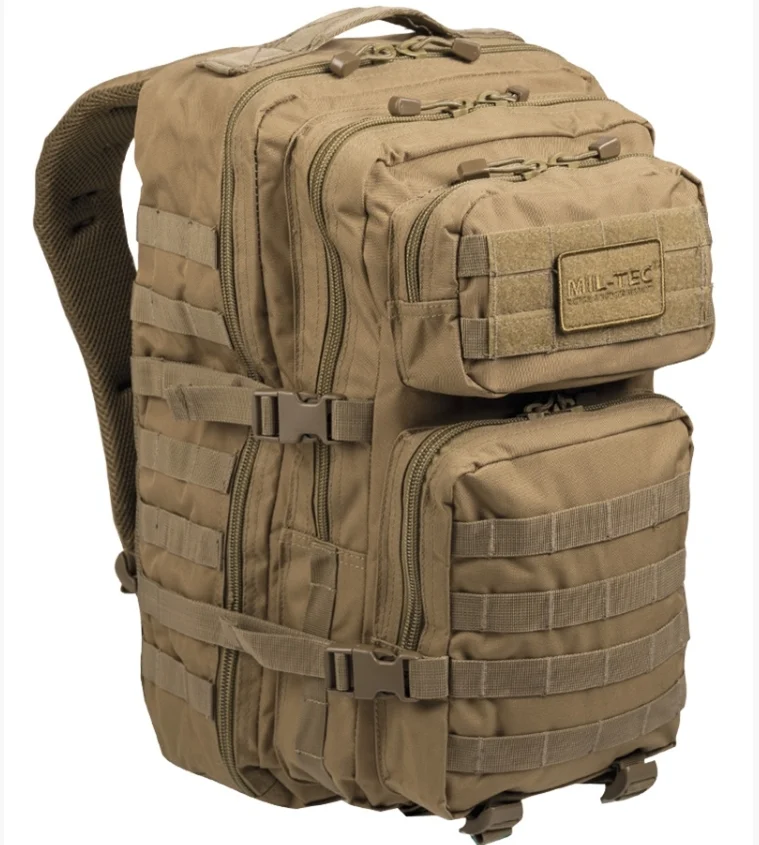 Sac à dos tactique beige de 36 L avec poches frontales, sangles MOLLE et poignée, idéal pour l’outdoor.