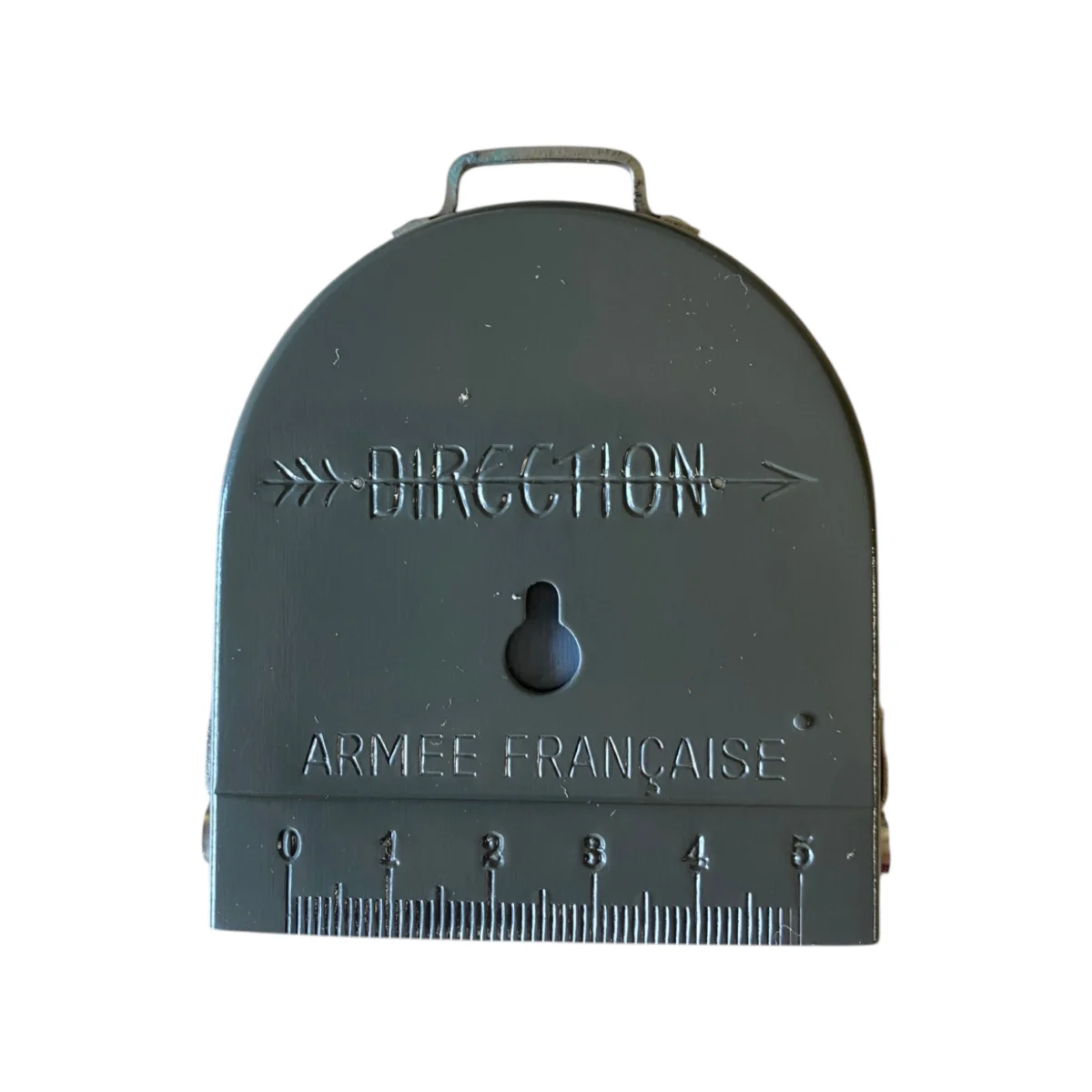 Boussole métallique gravée « DIRECTION » avec flèches, à l’emplacement des chiffres et mention « ARMÉE FRANCAISE ».
