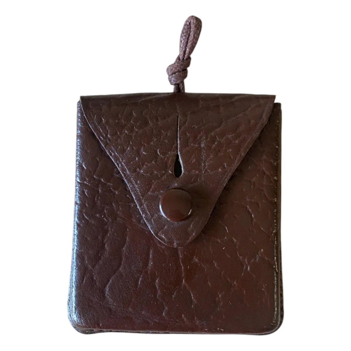 Petit étui en cuir marron avec bouton pression et lacet noué en haut, style vintage.