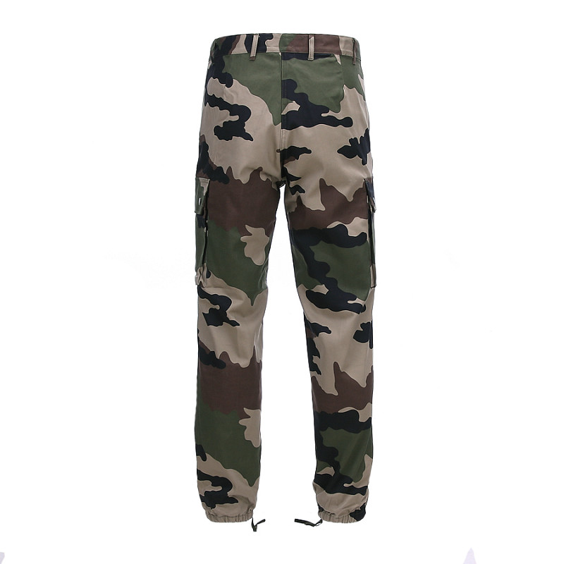 Pantalon treillis camouflage militaire kaki et beige, poches cargo latérales, cordons au bas des jambes, style armee française.