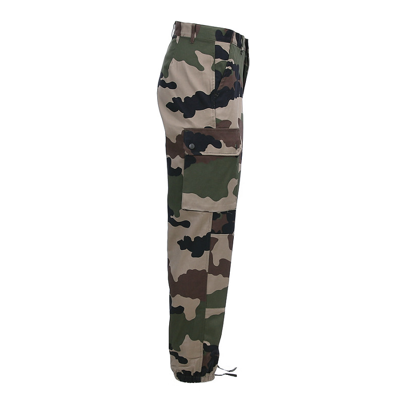 Pantalon cargo camouflage militaire léger, poches latérales, coupe ajustée et bas élastiqués.