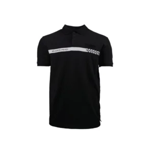 Kurzärmeliges schwarzes Poloshirt mit weißem Streifen auf der Brust und aufgedrucktem Muster, "Private Security"-Logo auf dem Streifen.