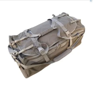 Sac de voyage/tactical en tissu kaki avec sangles et poches, poignée latérale et bretelles, utilisé pour équipements outdoor et militaire.