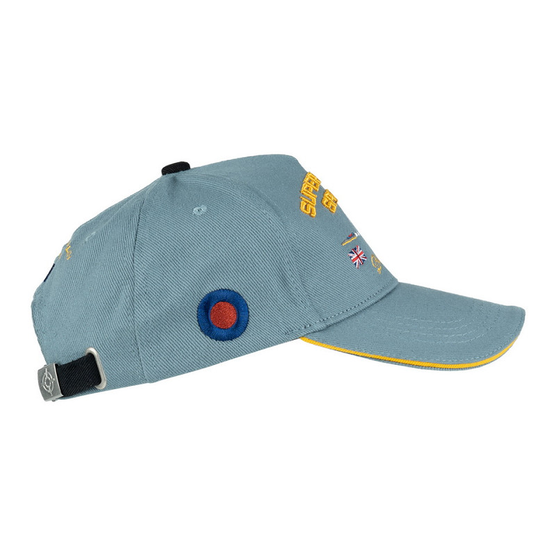 Casquette RAF Supermarine Spitfire bleu clair avec boucle arrière et motifs brodés, y compris insigne bleu et rouge et petits embellissements sur le bonnet.