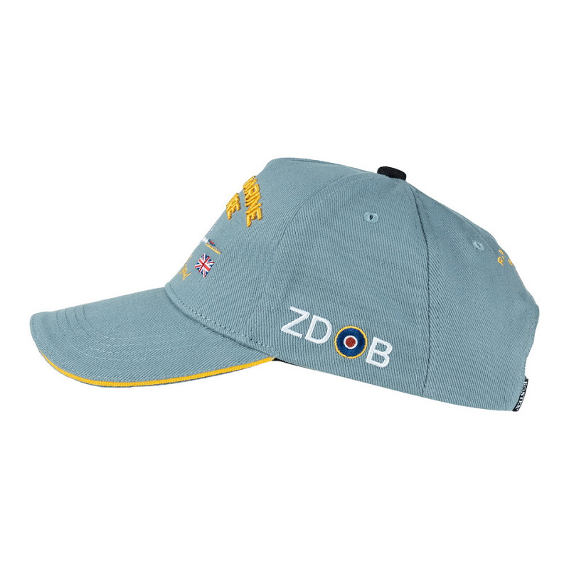 Casquette RAF Supermarine Spitfire en bleu clair avec logo ZDOB et motifs britanniques sur le côté, visière ornée d’un bord jaune.