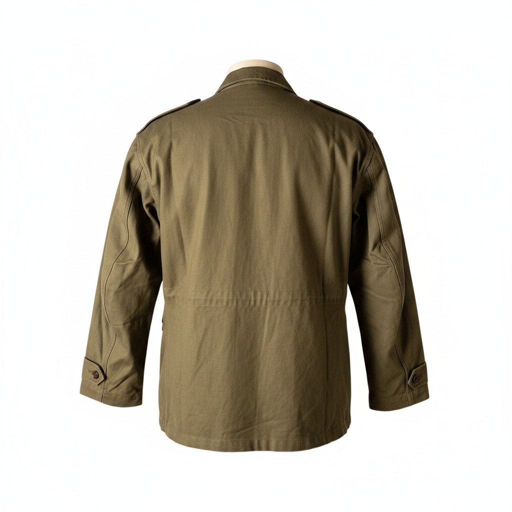 Veste M47 TTA Armée française vintage, vue arrière: coupe olive, épaulettes et manches longues, détail boutons sur les poignets.