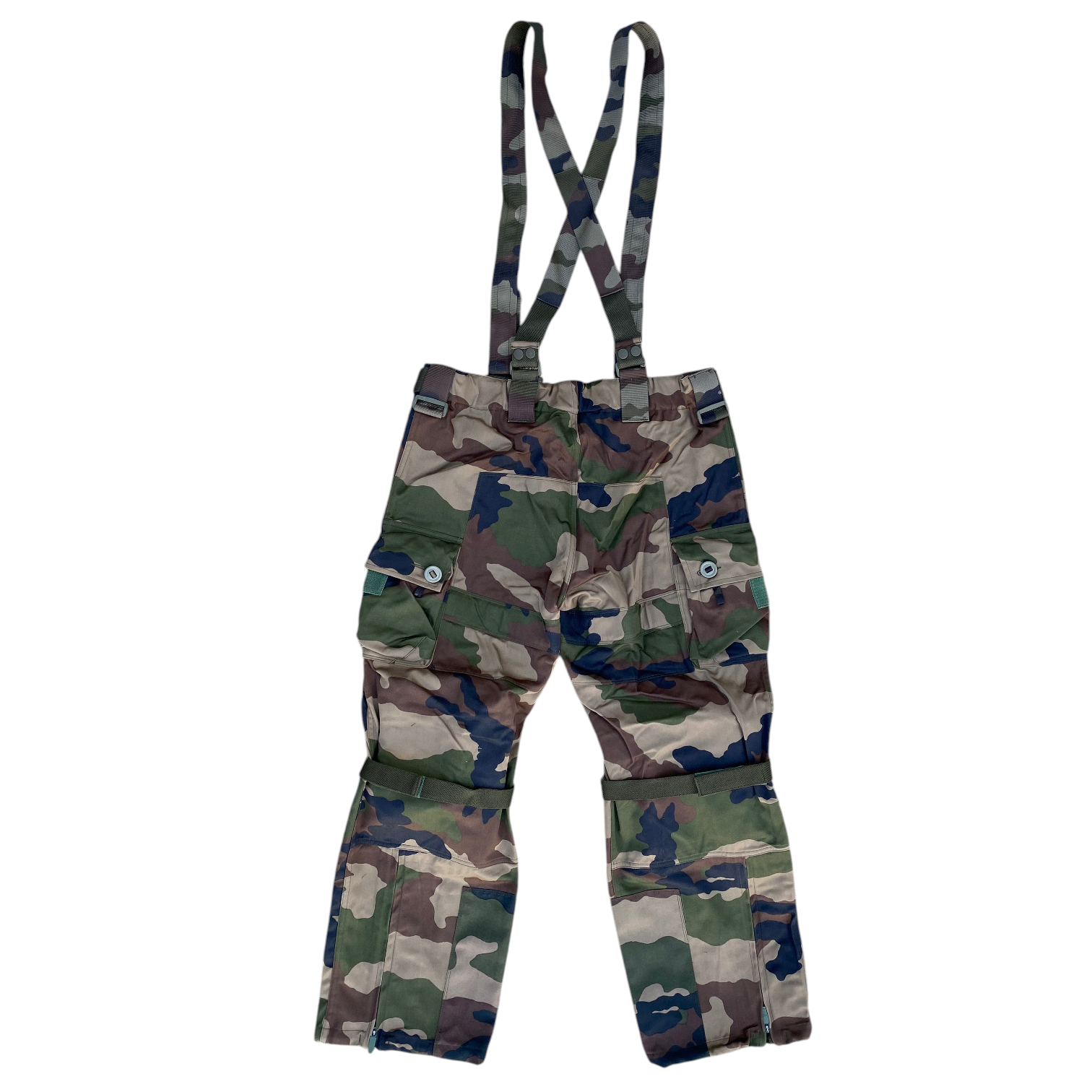 Pantalon treillis de combat camouflage avec bretelles assorties, rangé sur fond blanc.