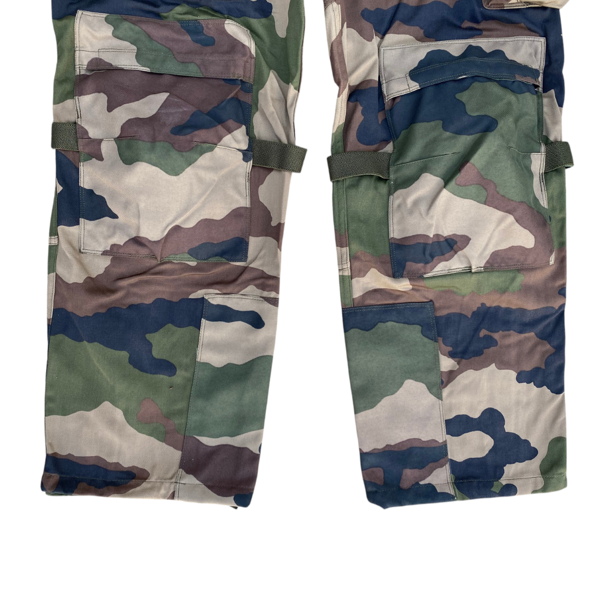 Pantalon camouflage de combat CCE satin, panneaux à poches cargo sur les cuisses, lanières de réglage, tissu satin kaki bleuâtre.