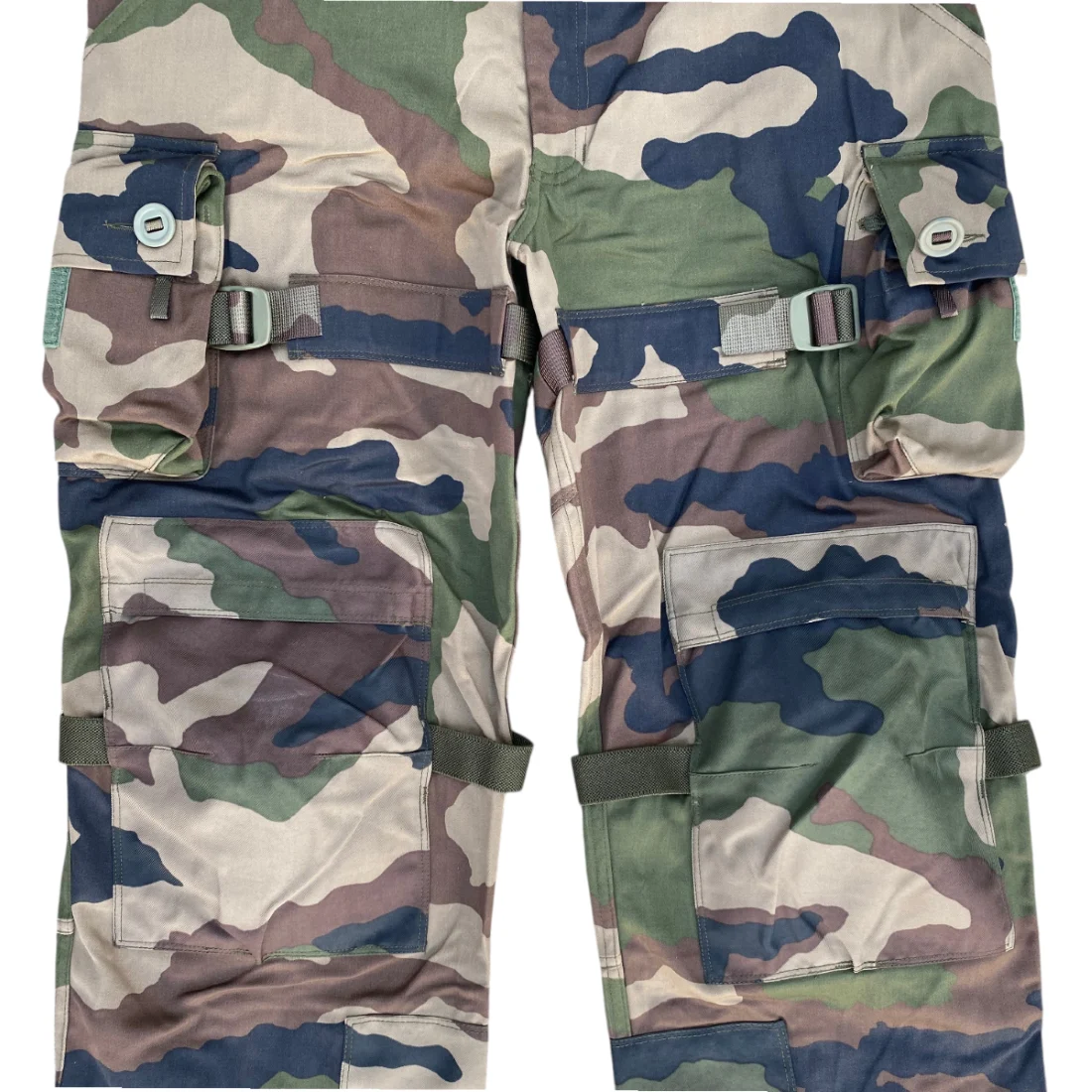 Pantalon treillis de combat CCE satin – Armée française, pantalon camouflage multi-poches et boucles; sangle de taille.