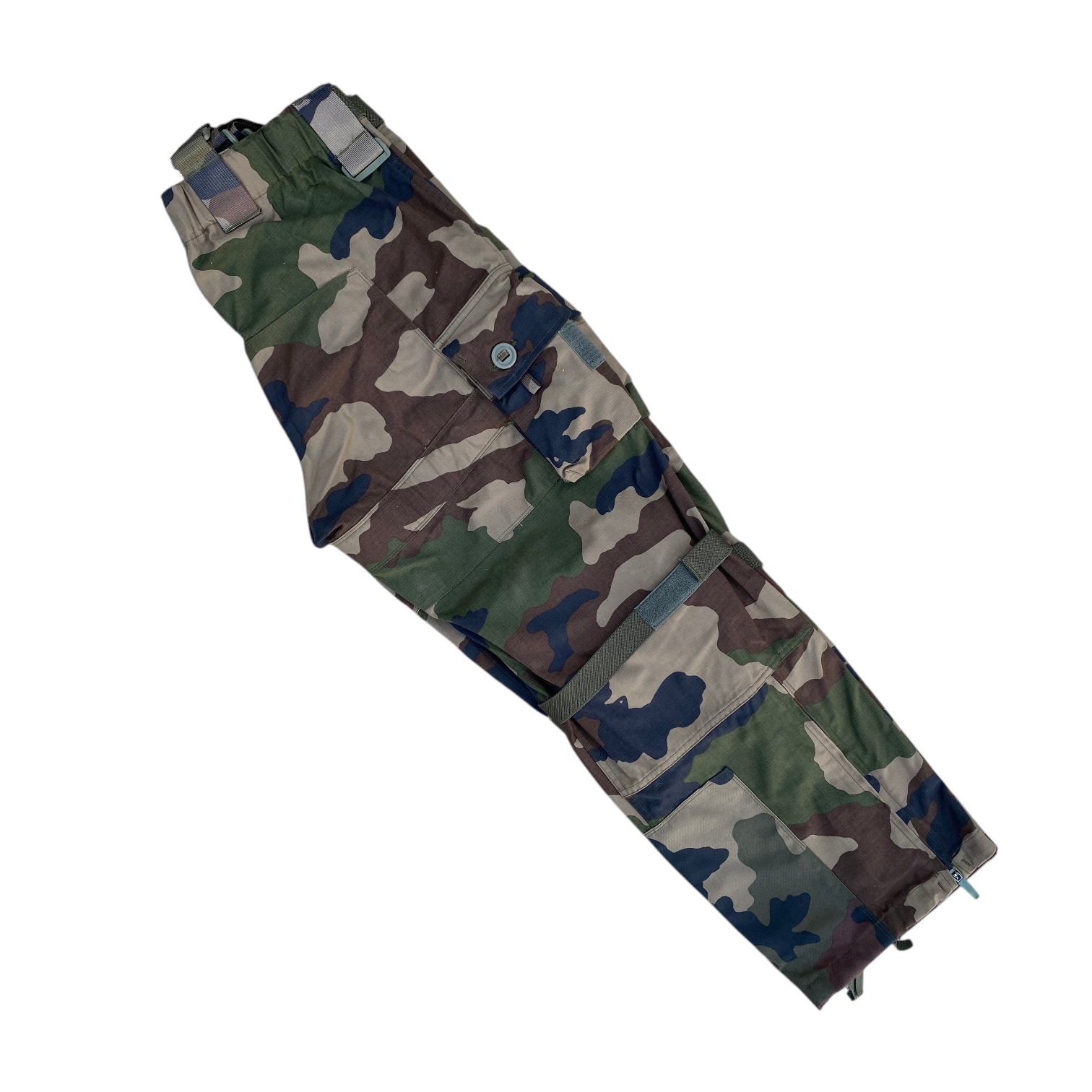 Pantalon camouflage de type treillis, bandes et poches cargo, plié diagonalement. Produit: Pantalon treillis de combat CCE satin – Armée française