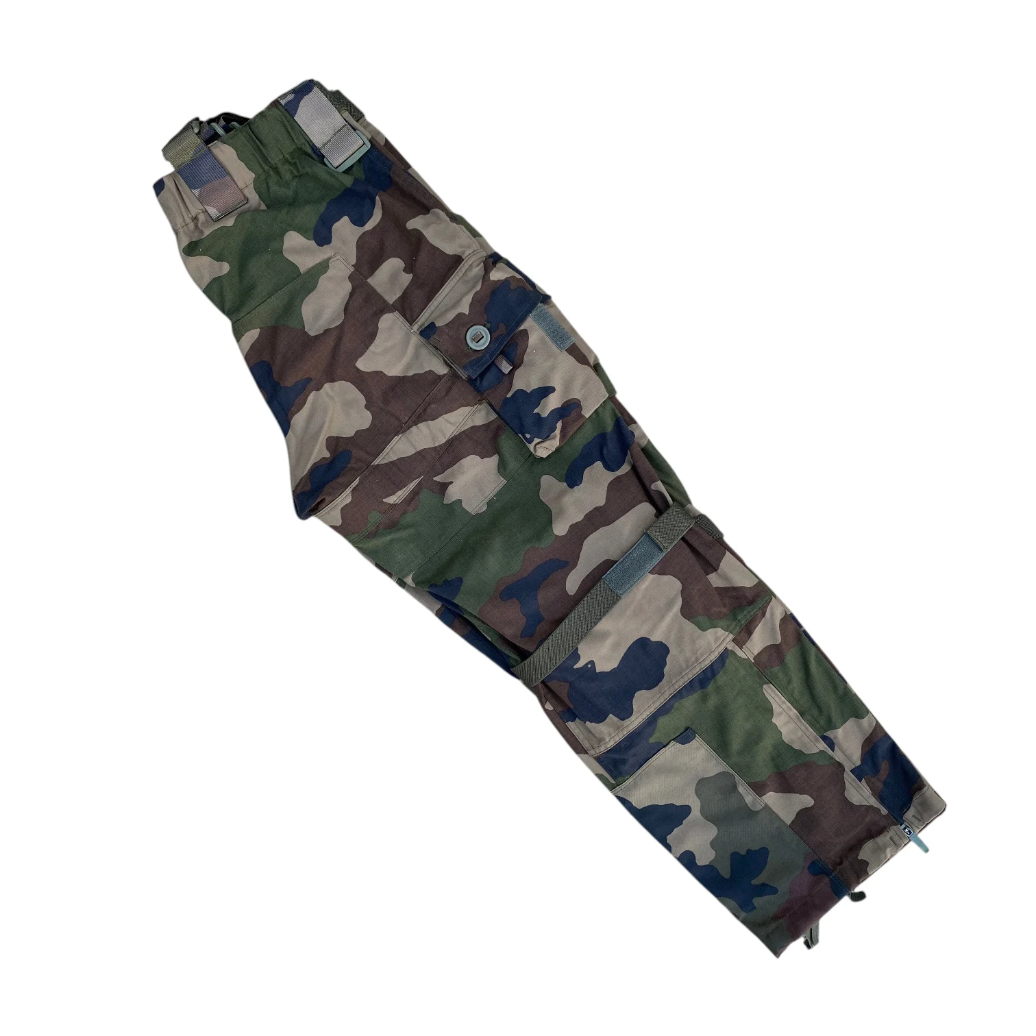 Pantalon camouflage de type treillis, bandes et poches cargo, plié diagonalement. Produit: Pantalon treillis de combat CCE satin – Armée française