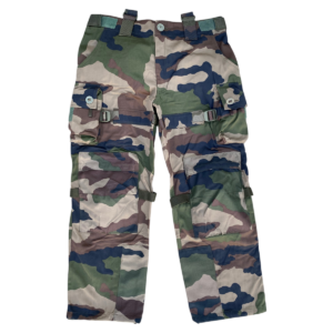 Pantalon camouflage de combat CCE en satin, style treillis, avec multiples poches cargo et systèmes de ceintures et sangles.