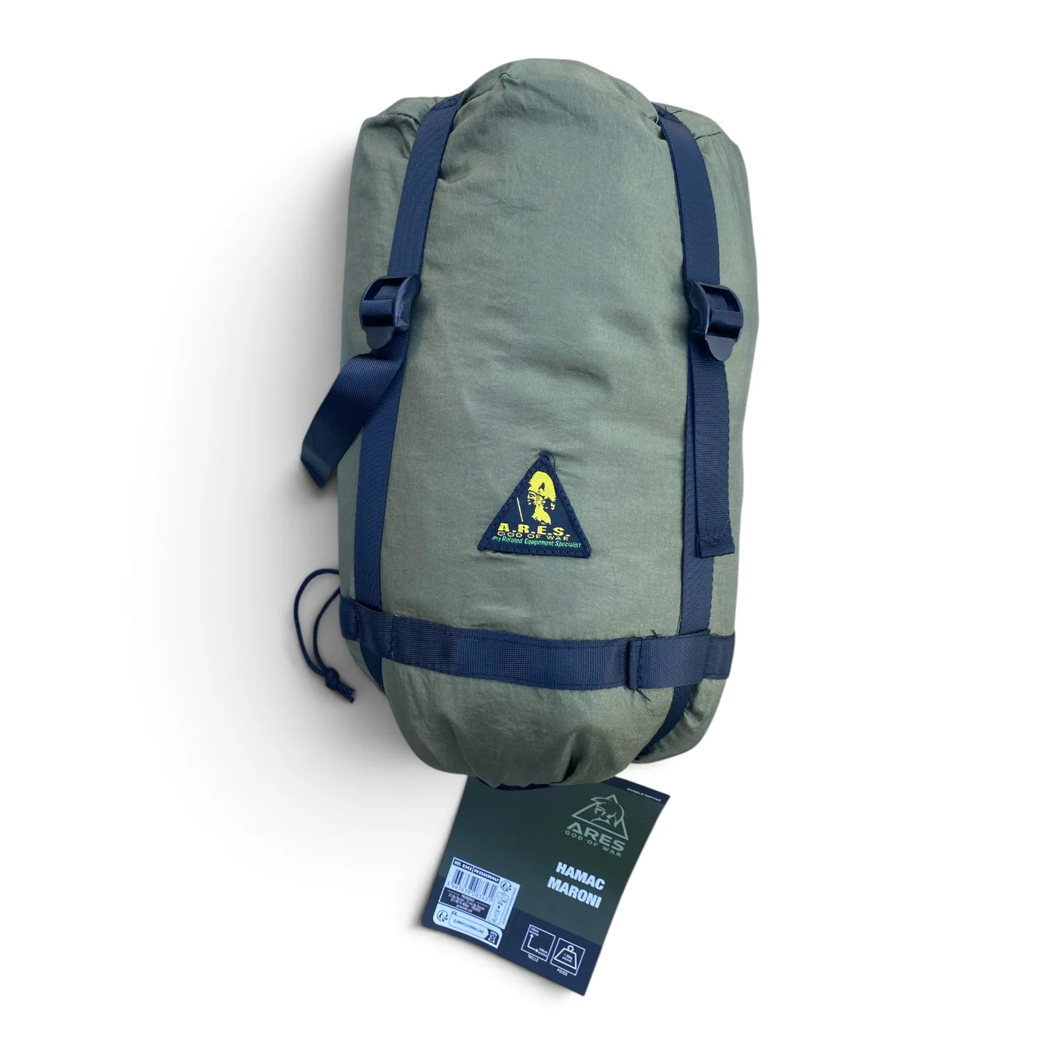 Hamac jungle Maroni avec moustiquaire intégrée plié dans son sac, cordelette et sangles bleues, logo AREA sur le vêtement vert kaki.