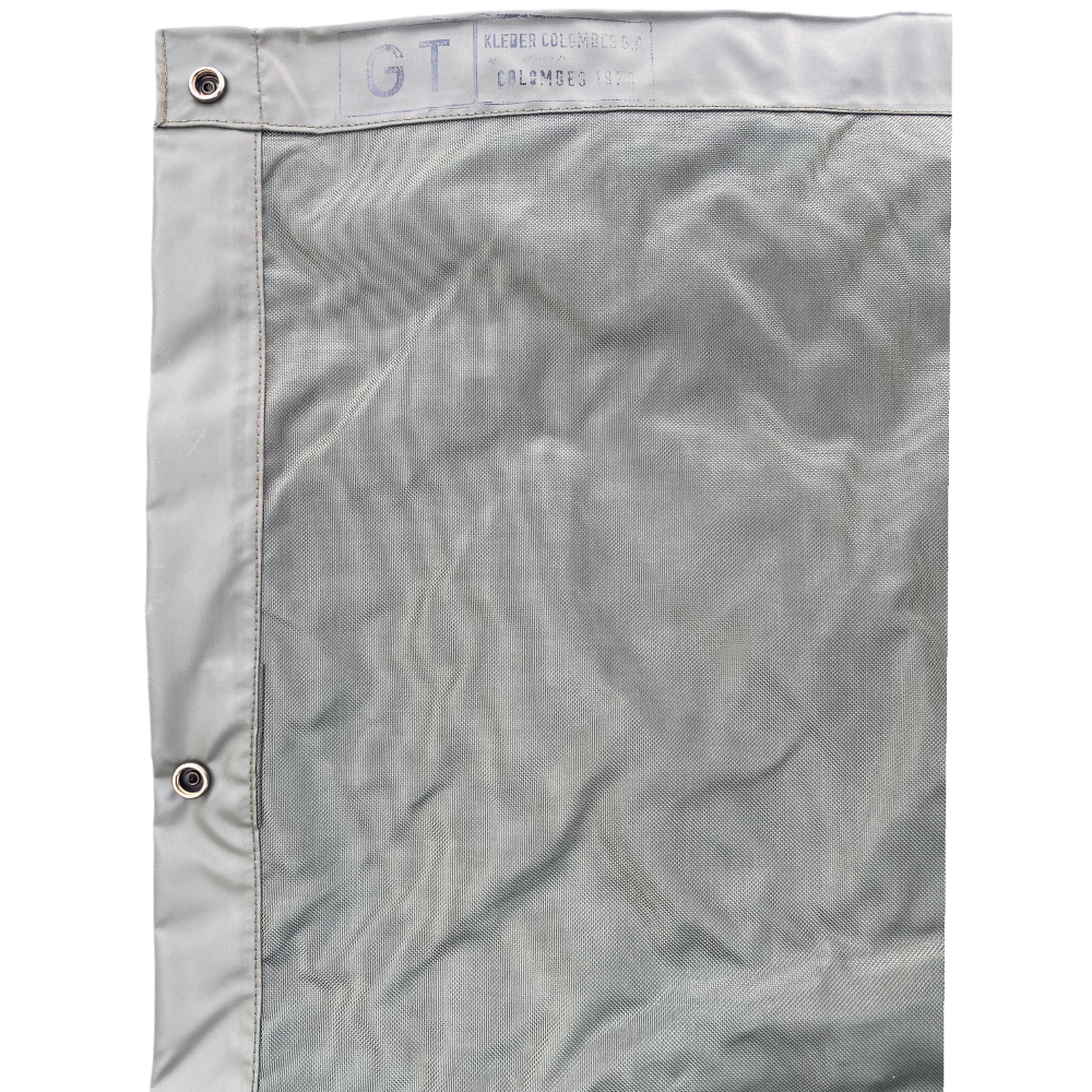 Poche ou voile en tissu gris imperméable—Poncho militaire TTA de l’armée française des années 70/90, avec œillets et étiquette gravée en haut.
